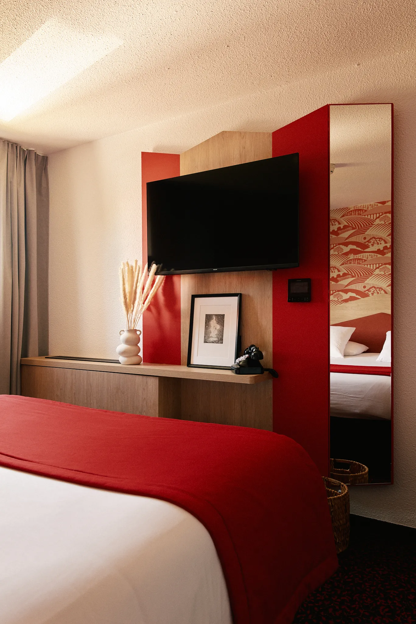 HOTEL CHARTRES — 1