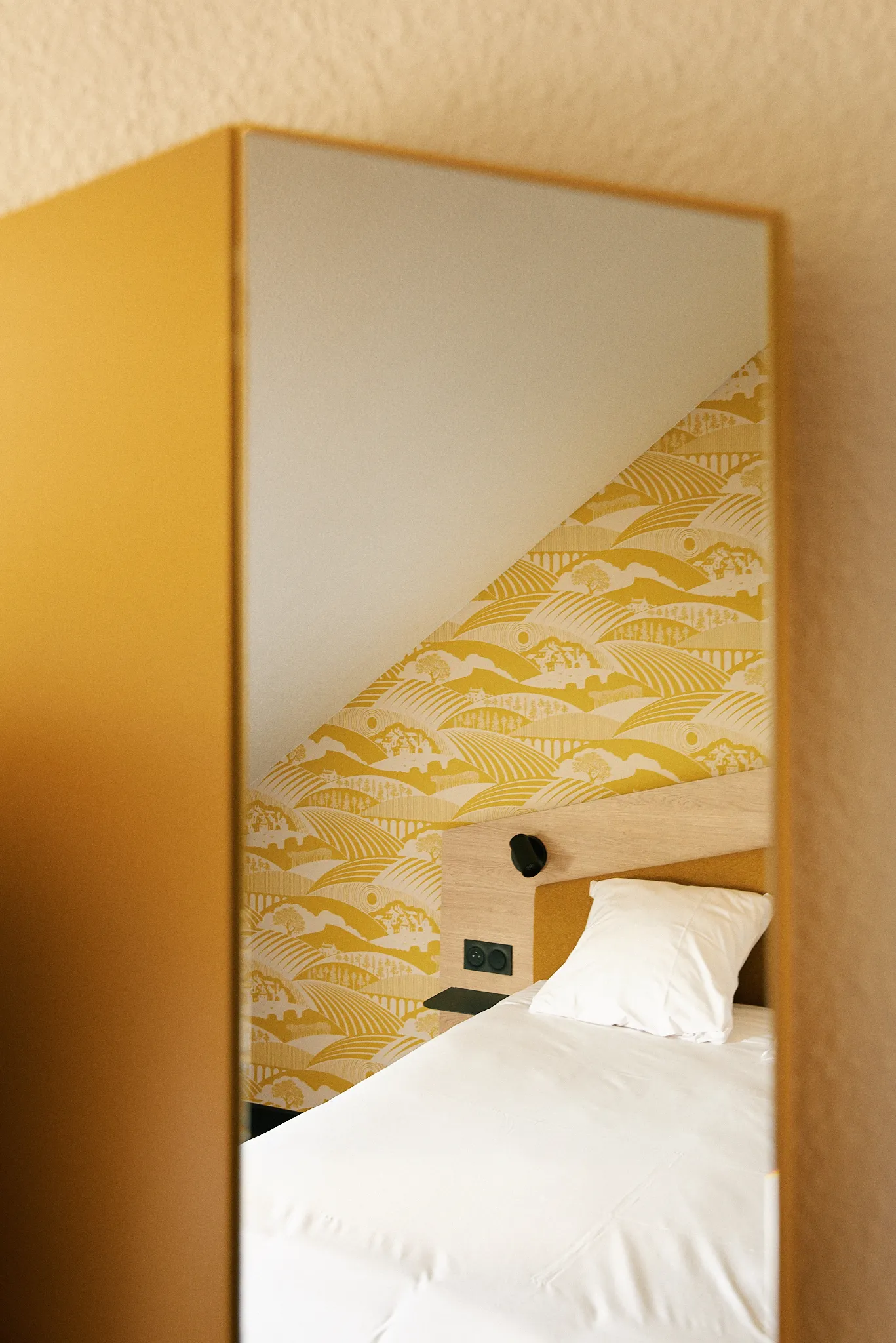 HOTEL CHARTRES — 2