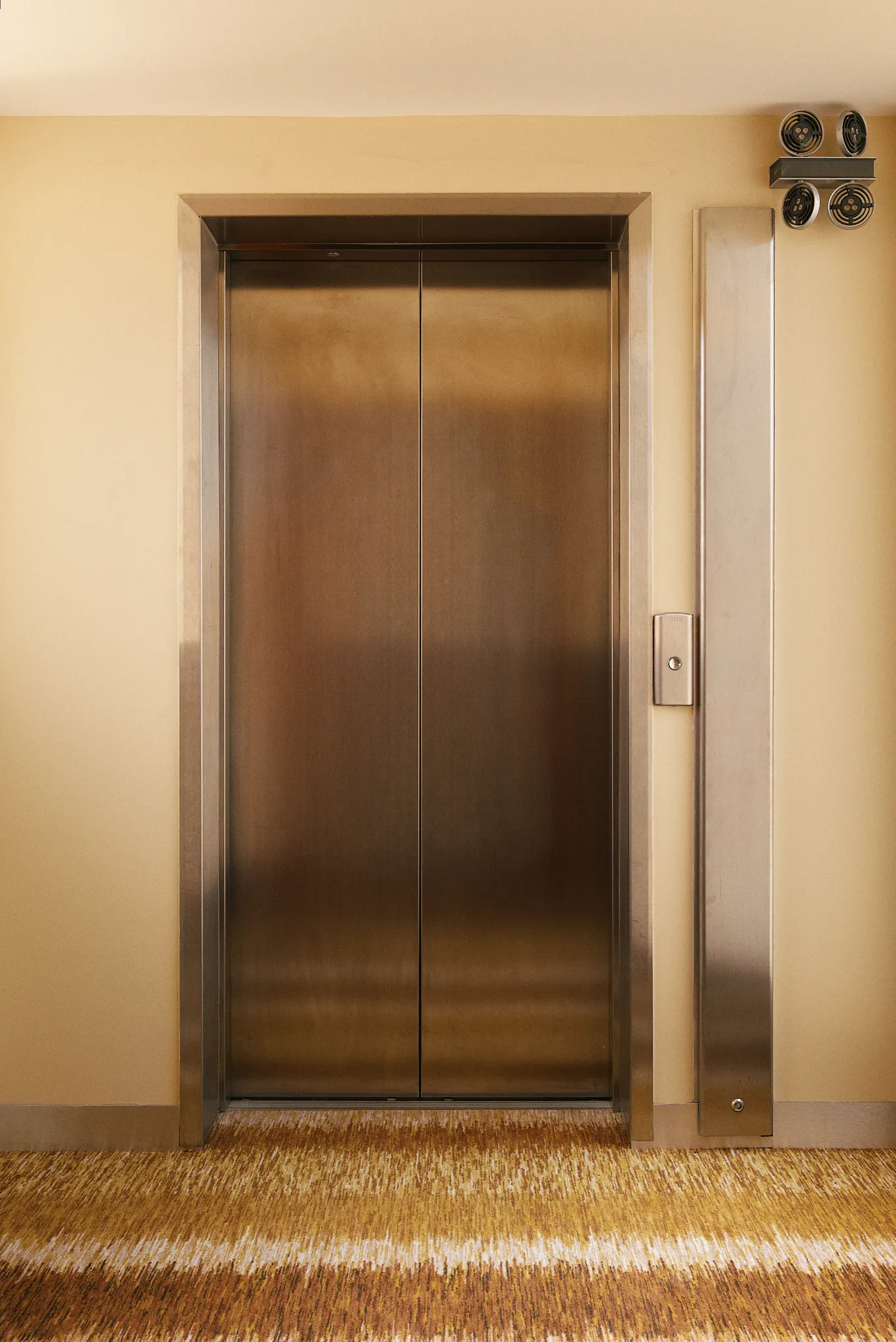HOTEL CHARTRES — 7
